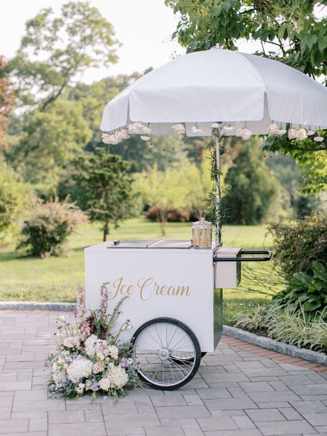 Wedding Ice Cream Bar, Ice Cream Wedding, Ice Cream Station, Coffee Bar Wedding, Gerobak Dorong, Vintage Sweets, Ice Cream Stand, Push Cart, Wedding Cake Alternatives