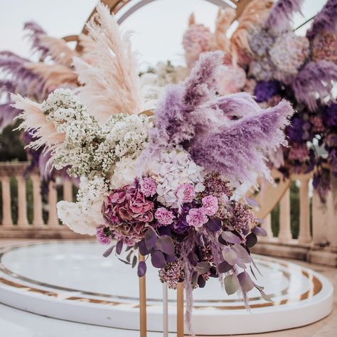 Wedding Ceremony in Villa Sheherezade, Croatia
Wedding Decor 
Photo Martina Skrobot Lavender Boho Wedding Decor, Peacock Wedding Inspiration, Wedding Pampas, Bright Pink Wedding, Boho Garden Party, Croatia Wedding, Dream Wedding Reception, Wedding Decor Photos, Wedding Balloon Decorations