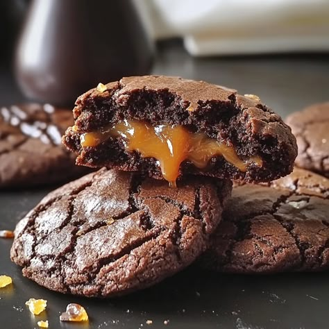 Indulge in these salted caramel cookies filled with gooey chocolate. A decadent treat perfect for any occasion! Chocolate And Caramel Cookies, Salted Caramel Chocolate Cookies, Chocolate Filled Cookies, Cookies Gooey, Lava Cookies, Rolo Cookies, Chocolate Caramel Cookies, Salted Caramels, Dark Chocolate Caramel