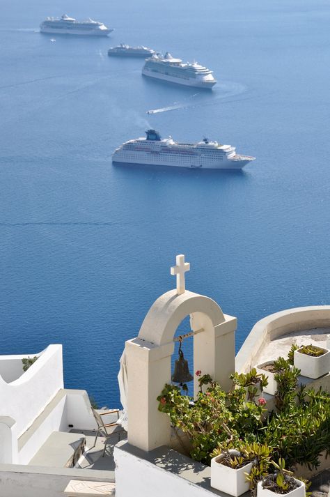 Firostefani, Santorini, Thira, Aegean_ HELLAS Grecia Santorini, Fira Santorini, Santorini House, Santorini Island, Greece Islands, Cruise Ships, Santorini Greece, Paros, Beautiful Places To Visit