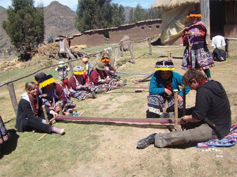 Gracias al turismo rural comunitario las mismas comunidades indígenas dirigen y gestionan su propia tierra, la tierra de los Yachaq. Cada turista que vamos, le ayudamos a mejorar la calidad de vida de sus familias y, al mismo tiempo, aprendemos su cultura, sus costumbres, su historia…  ¿Os animáis a ir este verano? Keep Alive, The Community, South America, Agriculture, Peru, Old Things, Weaving, Textiles, Songs