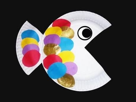 Manualidad peces plato Fish Paper Craft, Rainbow Fish Crafts, Summer School Crafts, Paper Plate Fish, Easy Preschool Crafts, Indoor Crafts, Paper Plate Crafts For Kids, Bible School Crafts, Preschool Arts And Crafts