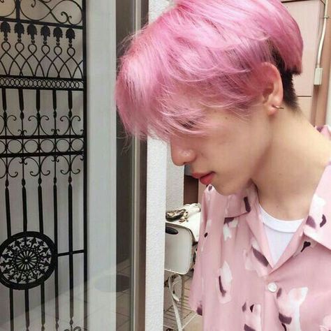 Guys With Pink Hair, Ulzzang Icons, Mac Book, Ulzzang Boy, Grunge Hair, Boy Hairstyles, Aesthetic Grunge, Asian Boys, Aesthetic Hair