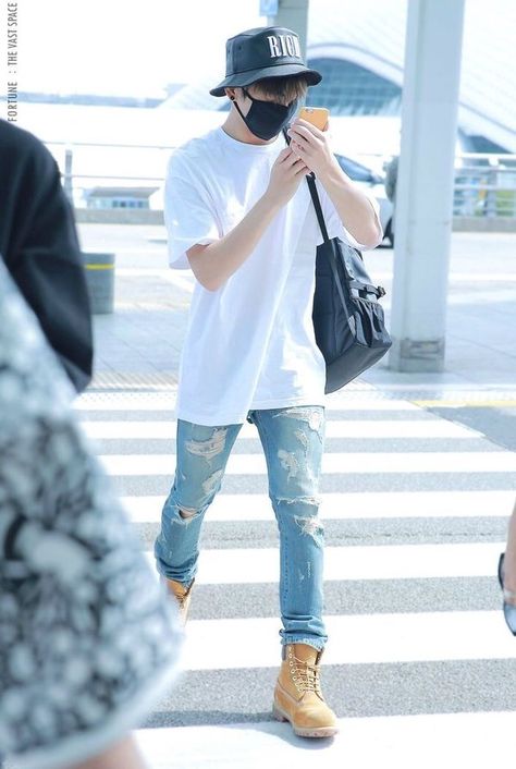 #jungkook Jungkook Timberlands, Jungkook Outfit Inspired, Timberlands Outfit, White Outfit Casual, Famous Instagram Models, Jungkook Style, Bts Style, Bts Airport, Bts Fashion