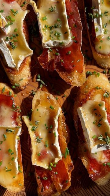 Brie And Prosciutto Crostini, Brie And Prosciutto, Prosciutto Brie, Prosciutto Crostini, Brie Crostini, Crispy Prosciutto, Holiday Appetizers Easy, Chet Baker, Holiday Appetizer