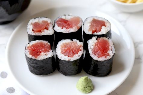 Tuna Sushi Recipes, Sushi Recipes For Beginners, Tuna Maki, Easy Sushi Rolls, Making Sushi At Home, Tuna Roll, Sushi Recipes Homemade, Sushi Roll Recipes, Tuna Sushi