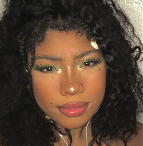 Brown Fairy Makeup, Elphaba Inspired Makeup, Fairy Makeup Black Women, Garden Fairy Makeup, Fairy Core Makeup, Fairy Makeup Ideas, Elven Makeup, Clairo Concert, Fairy Halloween Makeup