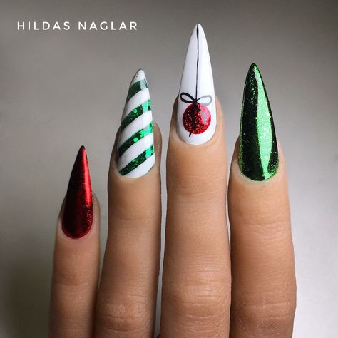 Red Chrome Candy Cane Nails, Christmas Nails Stiletto Simple, Stiletto Nail Art Christmas, Short Stilleto Christmas Nails, Christmas Stelitto Nails, Chrome Green Christmas Nails, Green Xmas Nails Designs, Red And Green Chrome Christmas Nails, Christmas Nails Red And Green Glitter