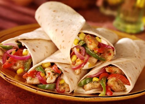 2 recetas de fajitas saludables – Mejor con Salud | mejorconsalud.com Genoa Salami, Chicken Fajita Recipe, Food Inc, Quick Dinners, Fajita Recipe, Pickled Vegetables, Recipes Quick, Provolone Cheese, Kalamata Olives