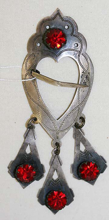 Sakta. Silver heart-shaped brooch for Latvian folk costume. Baltic Countries, Costumes Around The World, Folk Design, Baltic States, Historical Jewellery, Folk Costume, My Heritage, Historical Clothing, Metropolitan Museum Of Art