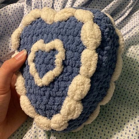 Crochet Plush Clothes, Heart Plush Pattern, Valentine Crochet Ideas, Crochet Heart Plush, Crochet Cake, Crocheted Stuff, Friendship Bracelet Patterns Easy, Heart Plush, Crochet Plush