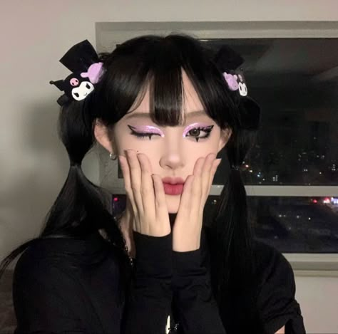 Kuromi Eye Makeup, Kuromi Eyeliner, Kuromi Inspired Makeup, Anime Makeup Aesthetic, Sanrio Makeup Look, My Melody Makeup, Kuromi Cosplay, Kuromi Makeup, Harajuku Makeup