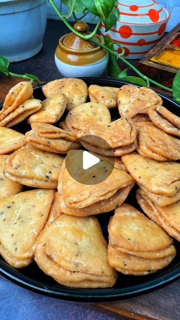 Mathri Recipe Indian Snacks, Maida Recipes Snacks, Nimki Recipe, Mathri Recipe, Holi Recipes, Diwali Snacks, Veg Snacks, Puri Recipes, Rangoli Border