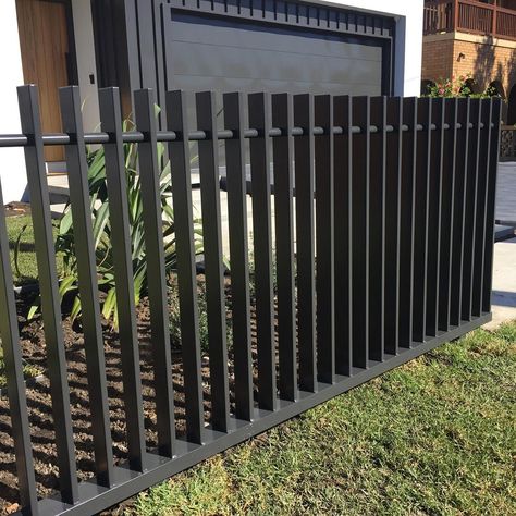 Fence Modern House, Fences Design, Black Garden Fence, Front Yard Privacy, Front Entry Landscaping, Backyard Sitting Areas, Low Maintenance Front Yard, Yard Privacy, Aluminium Fence