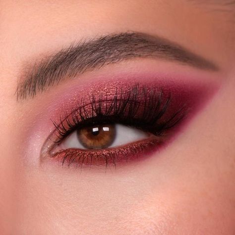 Make Up For Quinceanera Red, Red And Pink Eye Makeup, Simple Red Eyeshadow Looks, Red Eyeshadow Aesthetic, Maroon Eyeshadow Looks, Dance Show Makeup, Red Eye Shadow Looks, Red Prom Makeup, Rock Concert Makeup