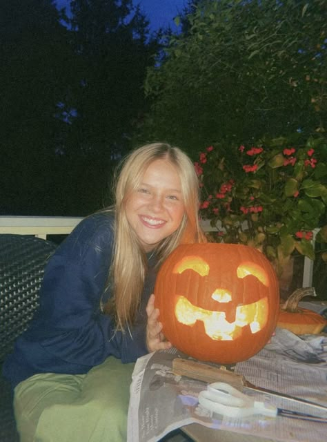 Carved Out Pumpkin, Cute Halloween Pictures Aesthetic, Halloween Girl Aesthetic, Carving Pumpkins Aesthetic, Autumn Aesthetic Pictures, Halloween Pictures Aesthetic, Aesthetic Autumn Pictures, Fall Selfies, Fall Pictures Aesthetic