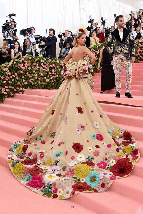 Red Carpet Dresses 2019, Valentino 2017, Met Gala Outfits, Met Gala Dresses, Valentino Gowns, Liza Koshy, Gala Outfit, Angela Simmons, Gala Fashion