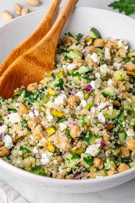 The Jennifer Aniston Salad is totally worth the hype! With fluffy quinoa, crisp veggies, fresh herbs, chickpeas, creamy feta and crunchy pistachios Jennifer Aniston Salad, Aniston Salad, Fluffy Quinoa, Perfect Quinoa, Vegan Fried Chicken, Creamy Feta, Lentil Salad, Quinoa Recipes, Quinoa Salad