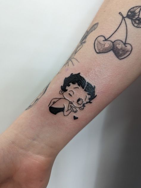 Betty Boop tattoo Betty Boop Motorcycle Tattoo, Betty Boop Sleeve Tattoo, Bett Boop Tattoo, Spooky Betty Boop Tattoo, Tattoo Ideas Betty Boop, American Traditional Betty Boop Tattoo, Lucy Peanuts Tattoo, Gothic Betty Boop Tattoo, Betty Boop Flash Tattoo