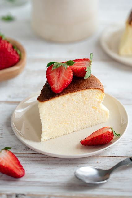 Cheesecake japonais léger comme un nuage Desserts Japonais, Chic Chic, Food Dishes, Cheesecake, Dessert, Cheese, Fruit, Texture, Cake