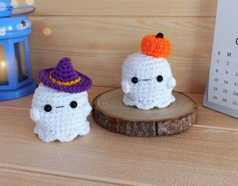 Tierno Fantasma Tiny Ghosty en Amigurumi Patron Gratis - Crochetisimo Ghost Amigurumi, Random Acts Of Crochet Kindness, Crochet Kindness, Ghost Crochet, Headbands Crochet, Crochet Pour Halloween, Kawaii Ghost, Crochet Rose Pattern, Mexican Doll