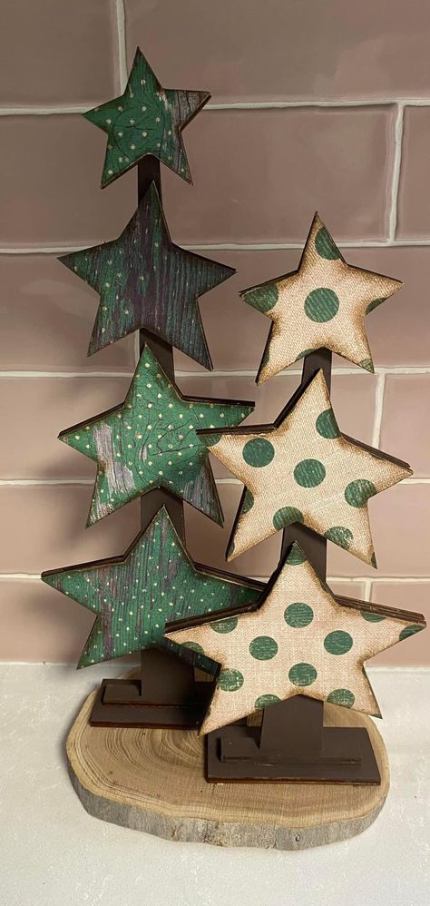 Reclaimed Christmas Decor, Wood Christmas Trees Diy Triangle, Christmas Spindle Crafts, Wood Christmas Trees Rustic, Craft Wood Ideas, Rustic Pallet Christmas Tree, Wood Slat Crafts, Homemade Wooden Christmas Trees, Christmas Decor Ideas With Wood