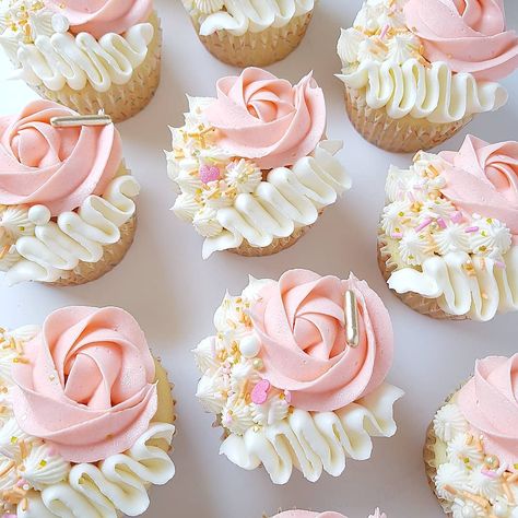 Staci Bakes on Instagram: “Happy Friday friends!🤩 Cupcakes will always have a place in my heart.🙈 💕 @sweetapolita 'Pretty as a peach' @wiltoncakes tips used 1M, 104…” Pink Decorated Cupcakes, Pink Flowers Cupcakes, Pink Aesthetic Cupcakes, Pretty Pink Cupcakes Birthdays, Pink Muffins Cupcake, Elegant Cupcakes, White Buttercream, Cupcake Decorating Tips, Fancy Cupcakes