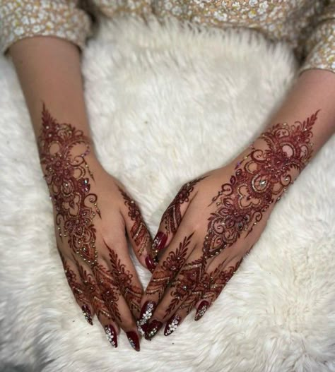 Henna Wedding Maroon, Wedding Henna Designs Brides, Henna Nikah, Model Henna, Henna Maroon, Henna Pengantin, Pose Foto Pernikahan, Glitter Henna, Nail Henna