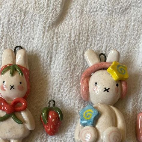 Baby ceramic ꩜ 𖣘 on Instagram: "On sale soon! ⚠️🚨 I forgot to share these too, I have so many designs in my mind that I can't wait to bring them all to life.🌟🤭🎀 . . #hellokitty #handmadeceramics #ceramic #art #pottery #handmadewithlove #hellokittycore #hellokittylover #bunny #ceramics #ceramicsculpture #sculpture #artsculpture #sanrio" Bunny Pottery, Bunny Sculpture, Bunny Ceramic, Clay Bunny, Cute Clay Sculptures, Ceramic Bunny, Kids Pottery, Bunny Decor, Ceramic Figures