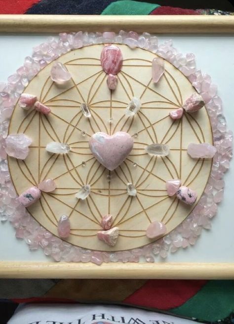 Crystals Healing Grids, Crystal Vibes, Deco Studio, Crystal Aesthetic, Crystal Healing Stones, Crystal Magic, Witch Aesthetic, Into The Woods, Crystal Grid