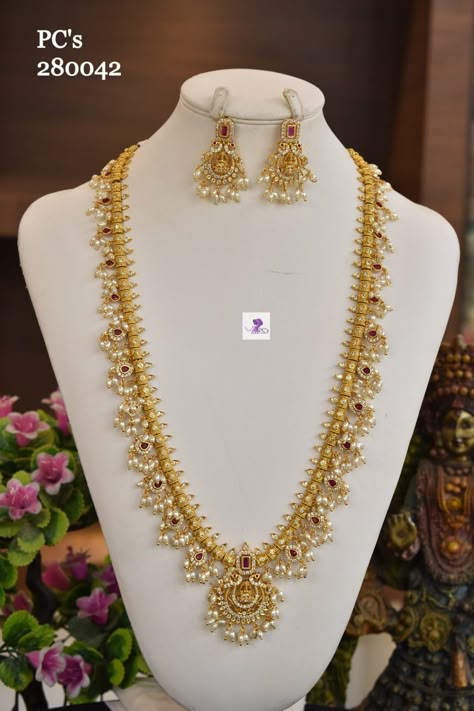 Middle Haram Gold Designs Latest, Baby Gold Earrings, Marriage Jewellery Set, Earrings Gold Design, Ruby Haram, Gold Necklace Short, Traditional Dress Ideas, Hairstyles Traditional, Thali Chains