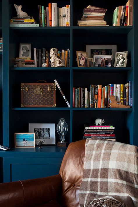 Paint in the blue room is a 50/50 Gentleman’s Gray/Twilight from Benjamin Moore. Love this blue. Bookshelves Library, Moody Library, Blue Bookshelves, Books Shelves, Styling A Bookcase, Moody Style, Blue Bookcase, Library Bookshelf, Blue Shelves