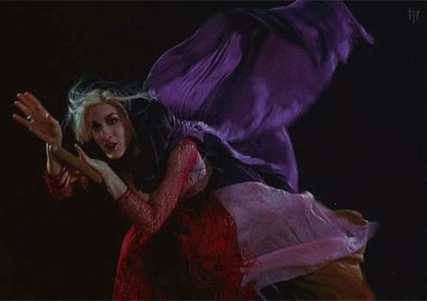 come little children... Hocus Pocus Flying, Hocus Pocus Gif, Sarah Sanderson Hocus Pocus, Sanderson Sisters Costumes, Hocus Pocus Magic, Hocus Pocus Costume, Hocus Pocus 1993, Hocus Pocus Movie, Sarah Sanderson