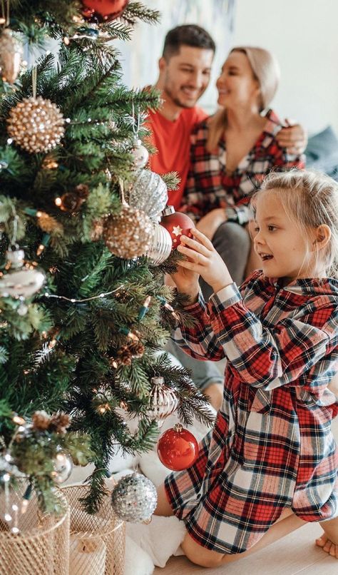 Indoor Christmas Photos, Christmas Tree Photoshoot, Natal Country, Christmas Photography Family, Christmas Poses, Christmas Family Photoshoot, Christmas Tree Pictures, Xmas Pictures, Xmas Photos