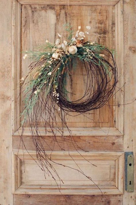 27. Guirlanda de porta para decoração de natal minimalista – Foto Flavia Millen Com Julkransar Diy, Dekoratívne Vence, Chirstmas Decor, Christmas Decorations Wreaths, Holiday Garlands, Christmas Wreaths To Make, Wreath Decoration, Christmas Wreaths For Front Door, Wood Flowers