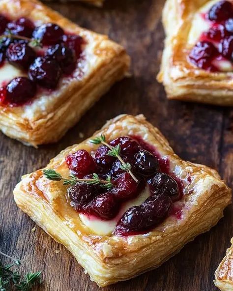 Cranberry Brie Puff Pastry Bites - Miarecipes Brie Cranberry Appetizer, Brie Bites Puff Pastry, Cranberry Brie Puff Pastry, Cranberry Appetizer, Puff Pastry Bites, Filo Pastry Recipes, Cranberry Bites, Pastry Bites, Brie Cranberry