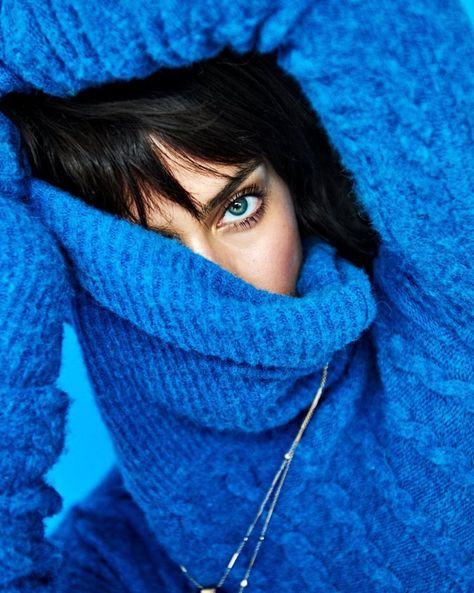 Retro Inspired Fashion, Minimal Makeup Look, Vogue Portugal, Retro Looks, Brand Campaign, Orange Sweaters, Irina Shayk, Fuzzy Sweater, Fashion Photography Editorial