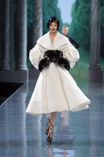 Dior-Wow-I want to wear this and walk through the streets of Paris Dior Haute Couture, Moda Paris, Christian Dior Couture, Dior Couture, John Galliano, Trend Fashion, Mode Vintage, Mode Inspiration, White Fashion