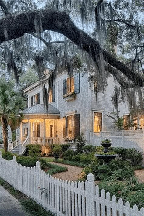 #oldhouses #mansion CLICK PIC FOR MORE PHOTOS OF THIS 1920 Estill Manor For Sale In Savannah Georgia South Carolina House Exterior, Savannah Georgia Houses, Savannah Georgia Homes, Savannah Homes, Savannah Houses, Southern Mansions, Georgia Homes, New Orleans Homes, New England Homes