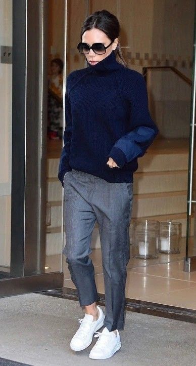 Áo Blu, Minimalist Moda, Victoria Beckham Outfits, Victoria Beckham Dress, Victoria Beckham Style, Mode Casual, Grey Pants, 가을 패션, Looks Style