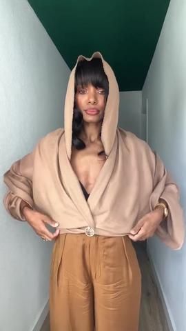 claudyamoreira (@claudyamoreira1) | TikTok Knitted Jersey Outfit Women Winter, Blanket Dress Diy, Dress From Scarf Diy, How To Wear A Blanket Scarf With A Dress, Diy Hoodie Dress, Hoodie Scarf Outfit, Silk Scarf Storage, Edgy Semi Formal Outfit, Style Blanket Scarf