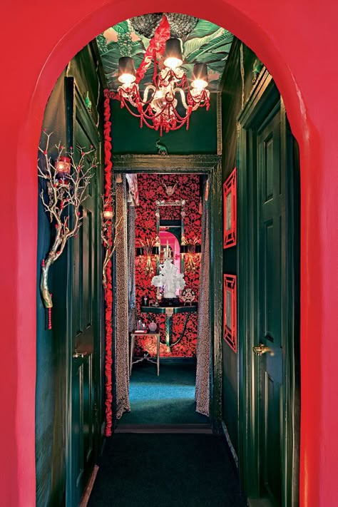 Estilo Kitsch, Nyc Studio Apartments, Maximalist Interior, Hollywood Studio, Rental Apartment, Nyc Studio, Iconic Wallpaper, Apartment Tour, Maximalist Decor