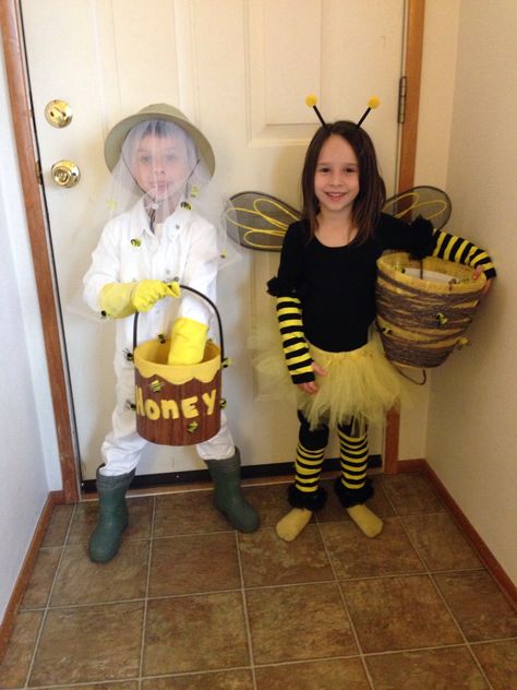 Troféu originalidade: o apicultor e a abelha Bee Keeper Costume, Brother Sister Halloween Costumes, Beekeeper Costume, Sister Halloween Costumes, Sibling Halloween Costumes, Sibling Costume, Baby Kostüm, Bee Costume, Diy Halloween Costumes For Kids