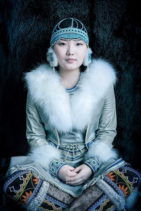 Inuit Clothing, Reindeer Hide, Inuit People, Snow Queen, Folk Costume, People Of The World, World Cultures, Fantasy Fashion, Up Girl