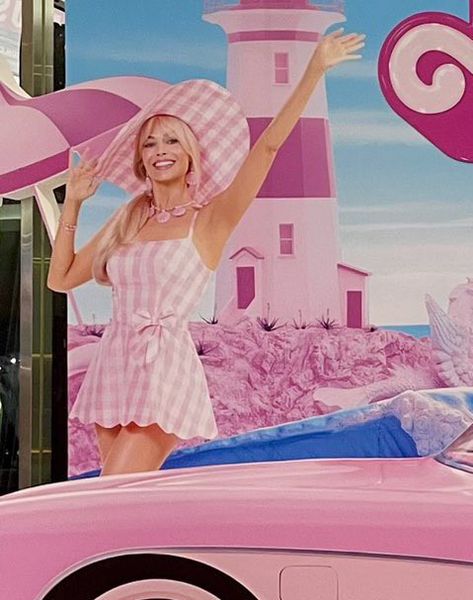 Barbie Movie Beach, Margot Robbie Beach, Barbie Movie Premiere, Margot Robbie Movies, Movie Outfit, Margot Robbie Style, Pink Heart Dress, The Barbie Movie, Hot Halloween