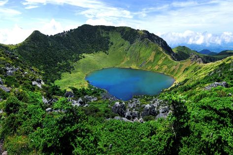 Top of Mount Hallasan Jeju Island South Korea, 심플한 그림, China Airlines, Komodo Island, Korean Air, Largest Waterfall, Jeju Island, Tropical Destinations, Heritage Site