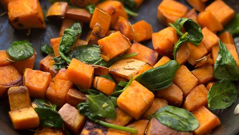 Breakfast Sweet Potatoes, Pan Fried Sweet Potatoes, Potatoes With Spinach, Eggless Breakfast, Healthy Potatoes, Pbs Food, Sweet Potato Spinach, Potato Side Dishes, Spinach Recipes