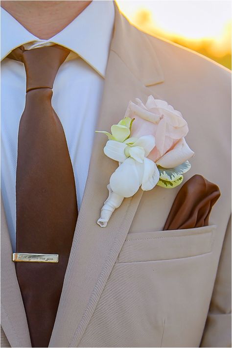 Tan Suit With Brown Tie, Tan Suit Brown Tie, Wedding With Crystals, Brown Suit Wedding, Beige Suits Wedding, Fall Wedding Attire, Pink Boutonniere, Costume Beige, Beige Suit