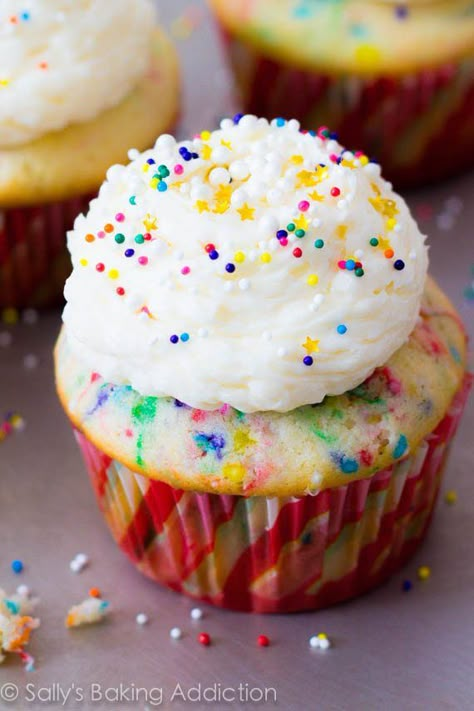 Soft and fluffy homemade funfetti cupcakes topped with vanilla buttercream and sprinkles! Recipe on sallysbakingaddiction.com Homemade Funfetti Cupcakes, Funfetti Cupcake Recipe, Cupcakes Funfetti, Funfetti Cupcakes, Colorful Food, Cupcakes Recipes, Wedding Dessert, Fun Cupcakes, Yummy Cupcakes