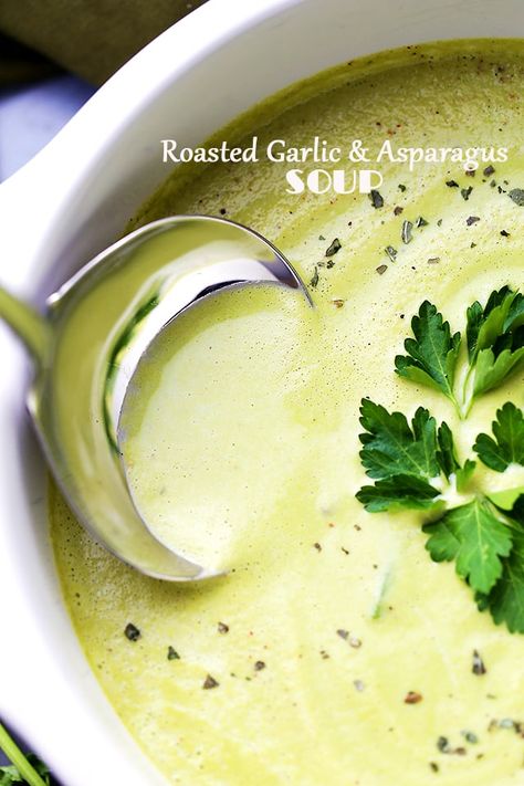 Roasted Garlic and Asparagus Soup - Deliciously creamy, yet healthy and easy to make soup with roasted garlic and asparagus. Spring Soup, Grilled Asparagus Recipes, Asparagus Recipes Baked, Scd Recipes, Pureed Soup, Asparagus Soup, Meals Recipes, Winter Soups, Roasted Asparagus